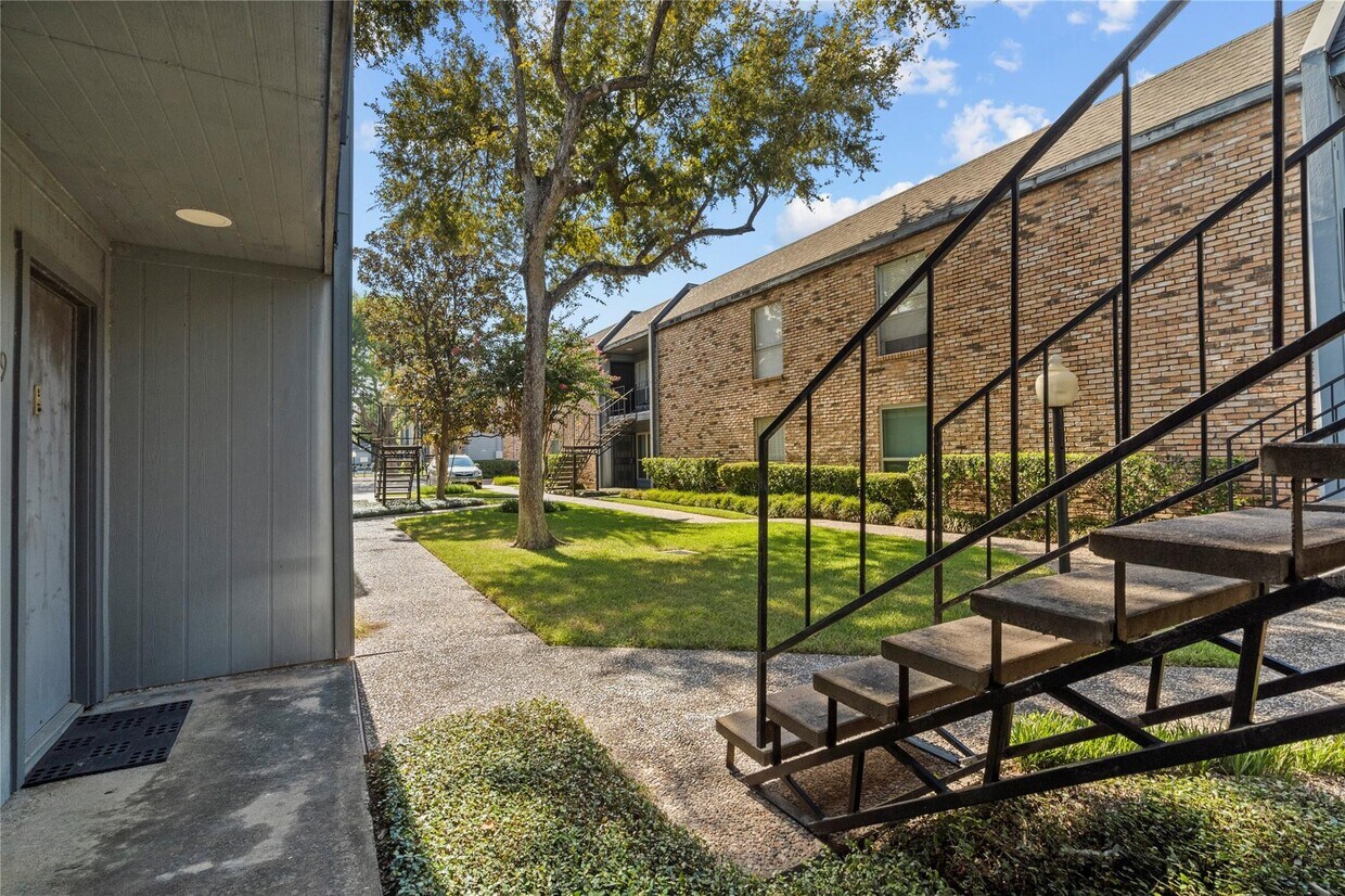 Building Photo - 6202 Skyline Dr