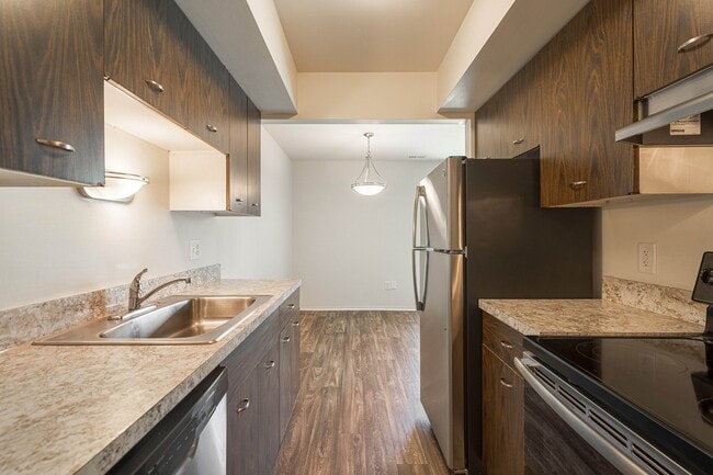 Cocina renovada y espaciosa en Knottingham Apartments en Clinton Township, MI - Knottingham Apartments
