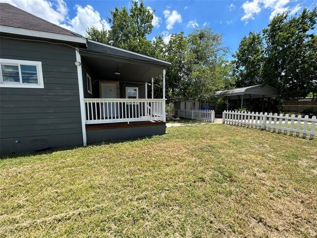 Building Photo - 400 Symes St