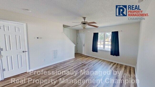 Building Photo - Super cute 2 BD/2.5 BA Townhome with Screened Porch