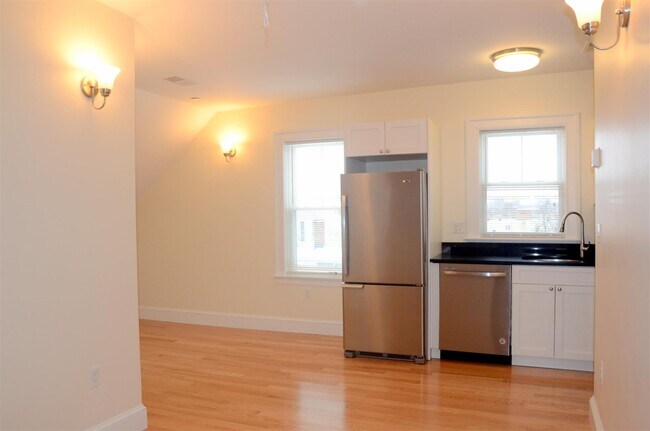 Building Photo - 28 Putnam St