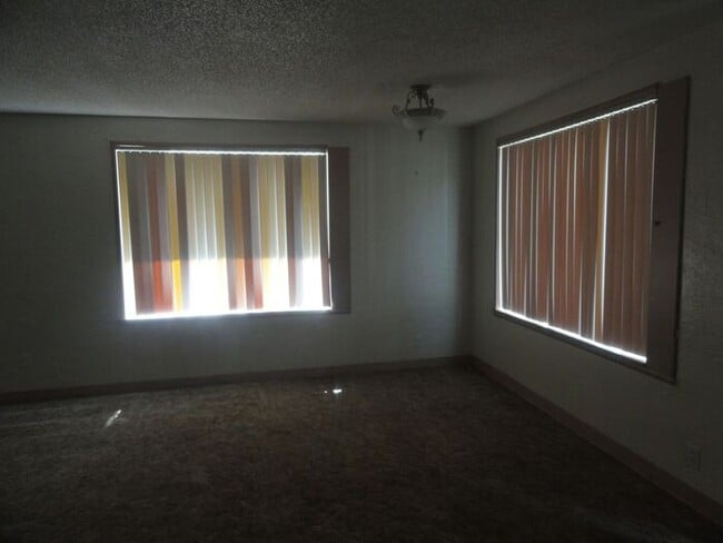 Building Photo - Adorable 2 Bedroom 1 Bath Duplex In Lakewood!