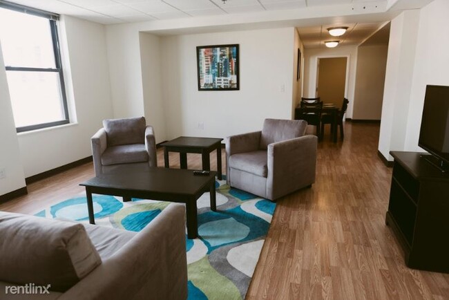 Building Photo - 2 br, 1 bath Apartment - 305 W. Broadway