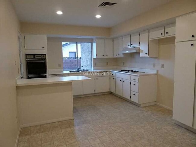 Building Photo - 650 Arrayo Way