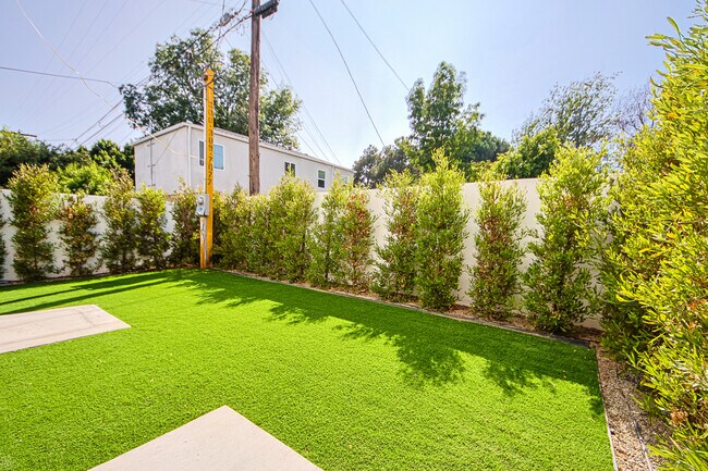 Building Photo - 5233 Satsuma Ave