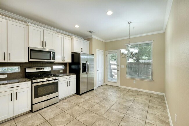 Foto del edificio - 13400 Briarwick Dr