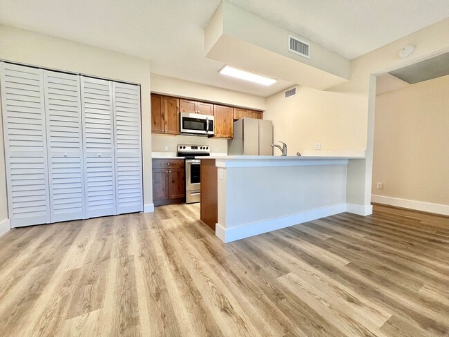 Building Photo - 5309 Summerlin Rd