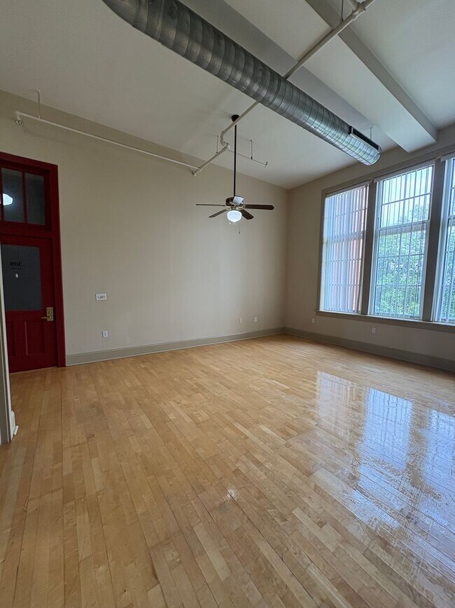 Building Photo - Two Bedroom Two Bathroom Apartment!