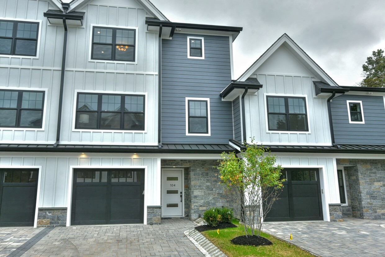 3 STORY TOWNHOME - 234 Rivervale Rd