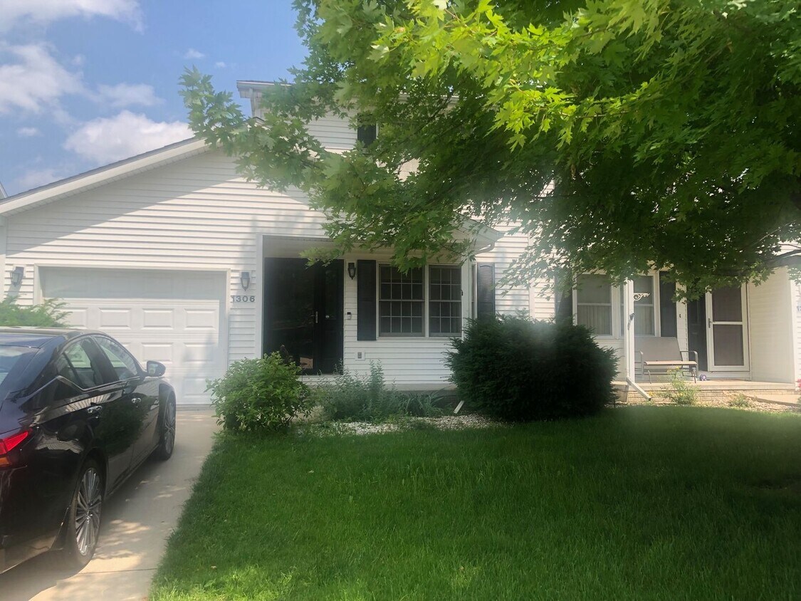 Primary Photo - Gorgeous 2 BR Townhouse in Normal