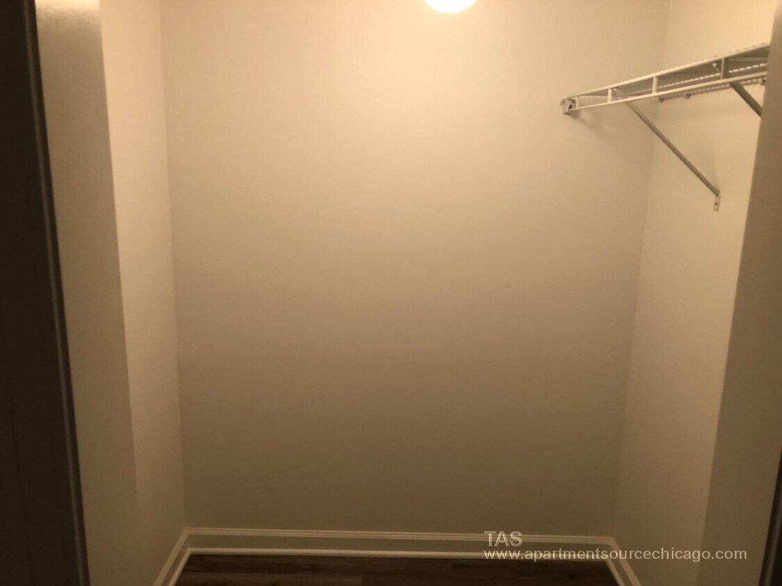 HUGE DUPLEX DOWN condo-quality 2 Bed/2.5 bath In the heart of Wrigley! - HUGE DUPLEX DOWN condo-quality 2 Bed/2.5 bath In the heart of Wrigley!