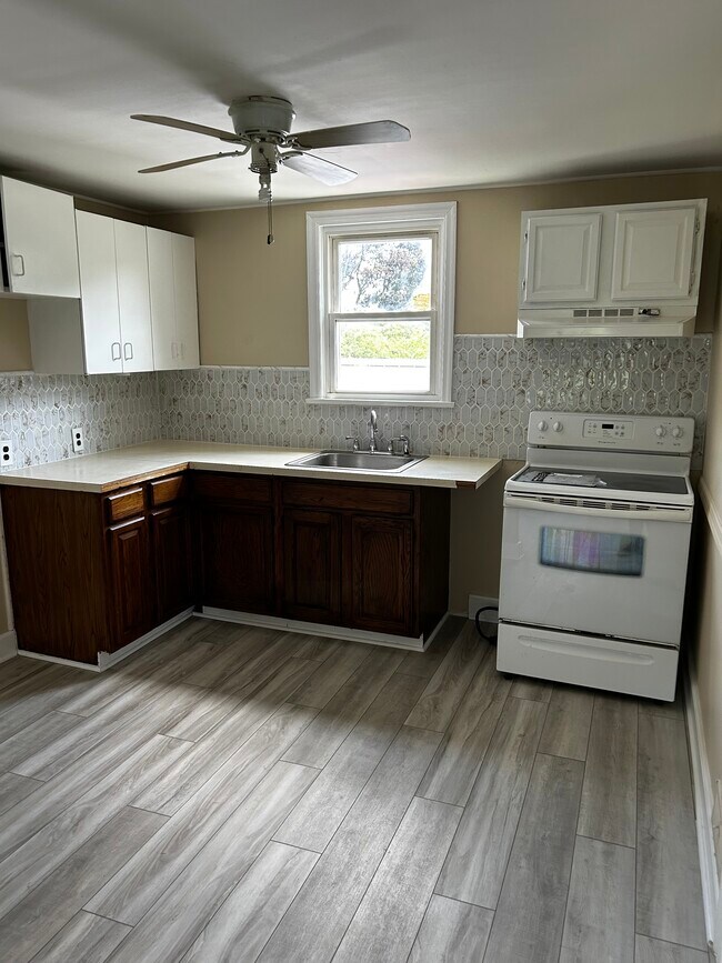 Building Photo - 1925 Valley Rd