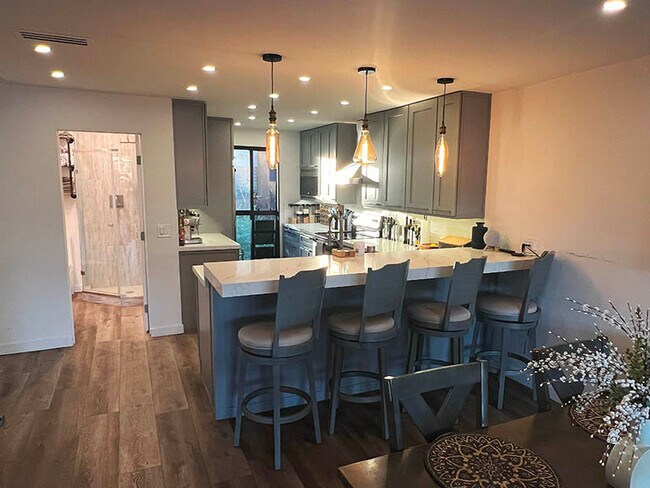 Building Photo - 7228 Marina Pacifica Dr N