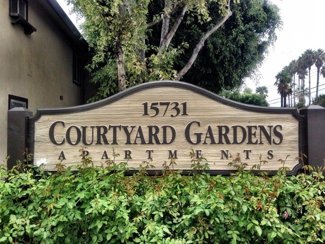 Jardines en el patio - Courtyard Gardens