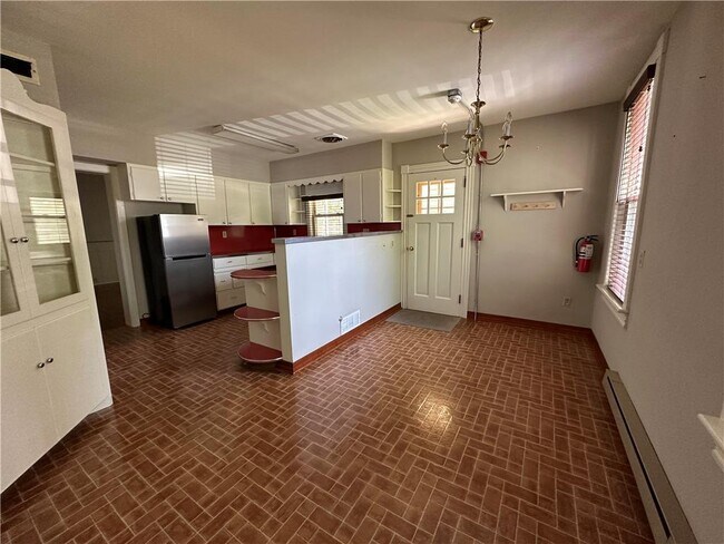 Building Photo - 320 Cattell St