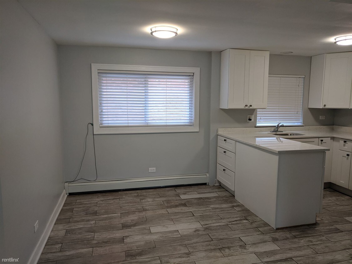 Foto principal - 5852 W Irving Park Rd
