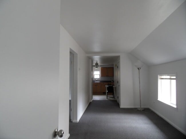 Building Photo - 33 Mettler St