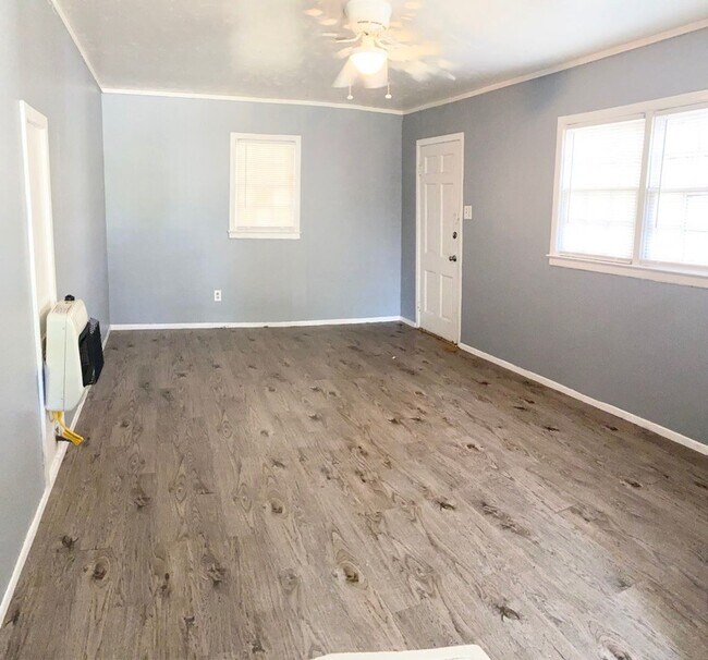 Building Photo - $0 First Month's Rent / $0 Deposit at Move-in