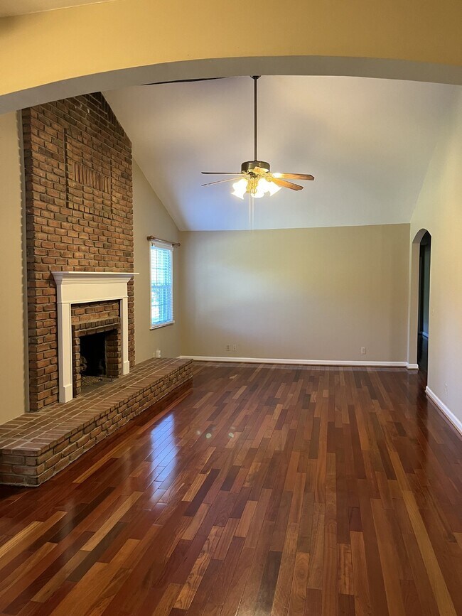 Foto del edificio - "Charming 3-Bed Sanctuary with Finished Ba...