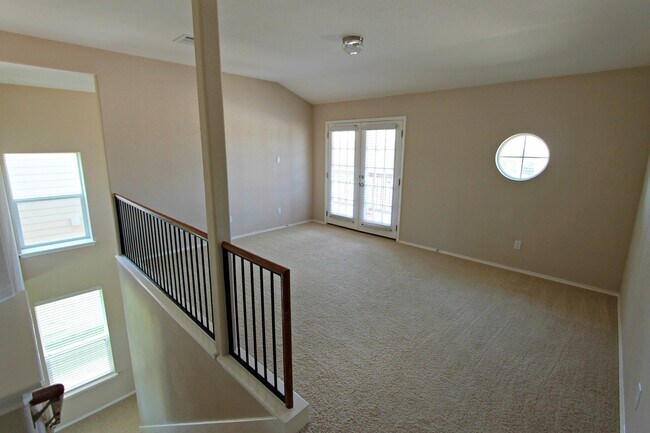 Building Photo - Spacious 3-Bedroom + Study Home in Desirab...
