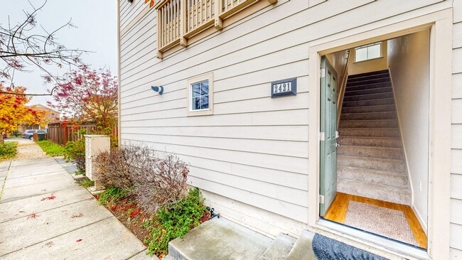 Building Photo - 2421 N Village Dr