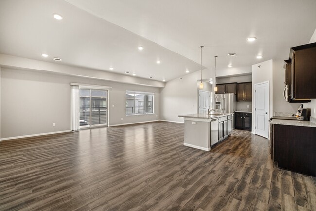 Building Photo - Shadow Crest - Luxury Townhomes