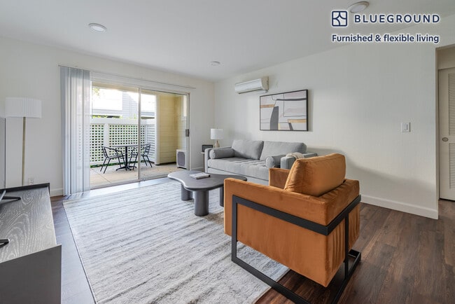 Building Photo - 900 Pepper Tree Ln