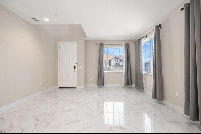 Foto del edificio - 31 Cortina Dr