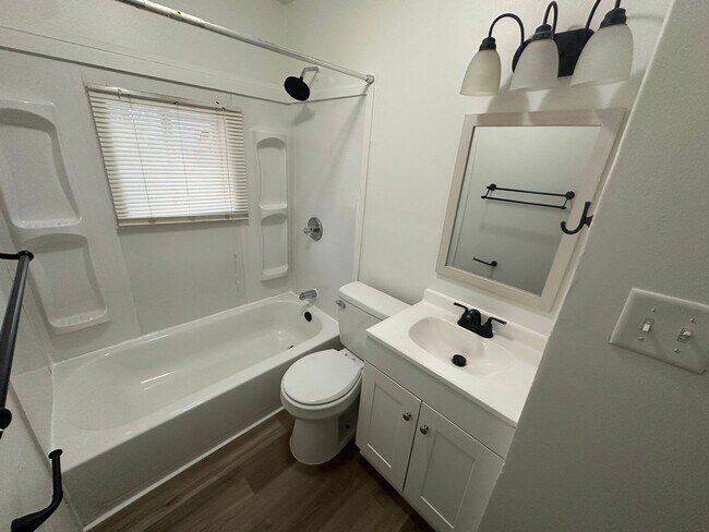 Foto del edificio - 2301 S Beacon St