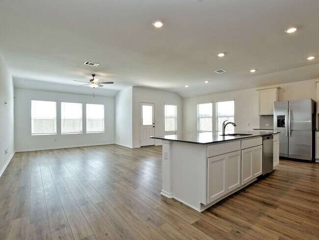 Foto del edificio - Brand New Home 4/3/3 Kyle!