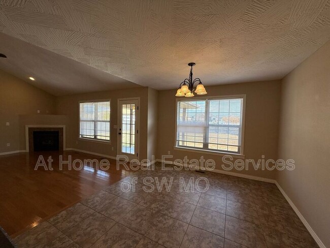 Building Photo - 658 N Santa Monica Dr
