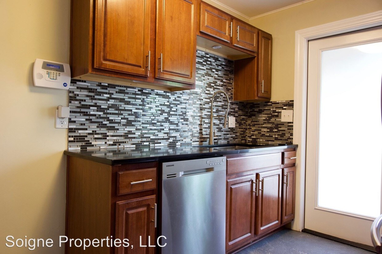 Primary Photo - 2 br, 1 bath Apartment - 6500 Rockhill Road