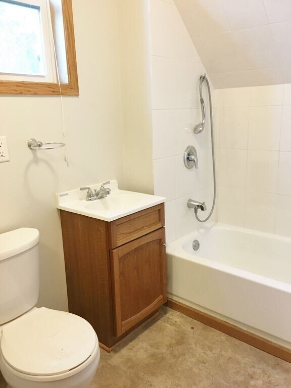 Building Photo - 3 bedrooms 1 Bath house for rent