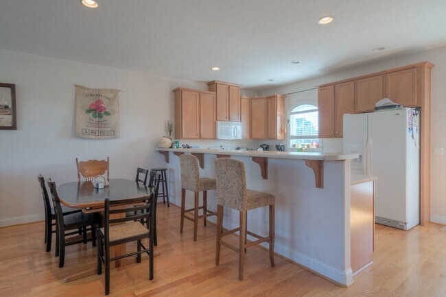 Building Photo - Spacious 4-Bedroom Townhouse with Modern A...