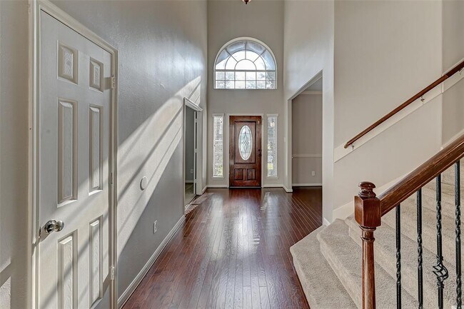 Foto del edificio - 6330 Cedardale Falls Dr