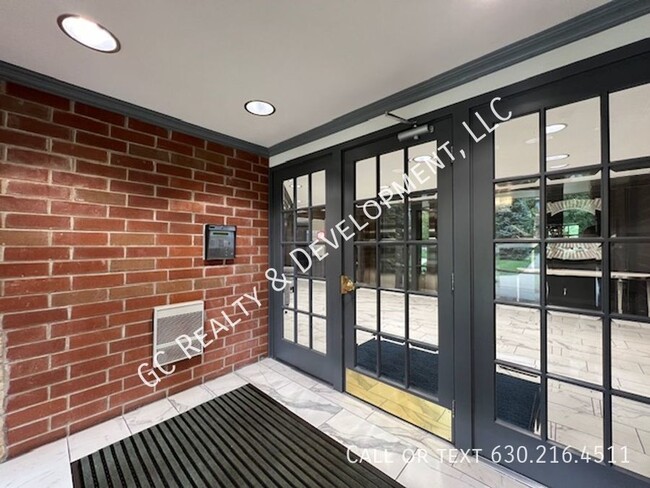 Building Photo - ***FOUNTAIN SQUARE CONDO / 2 BDRM - 1.5 BT...