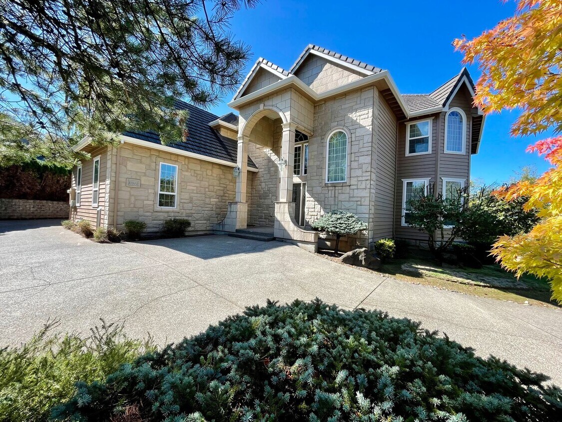 Primary Photo - NW 4 Bed 3.5 Bath + Den - Bonny Slope - Pr...