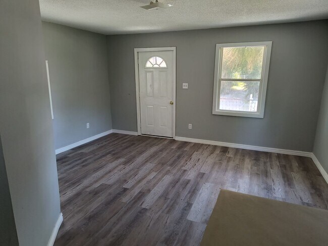 Foto del edificio - 2 Bed 1 Bath Home only $850 month