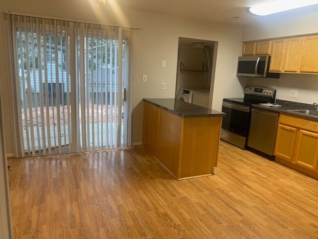 Foto del edificio - 3 Bedroom Townhome - Glen Burnie