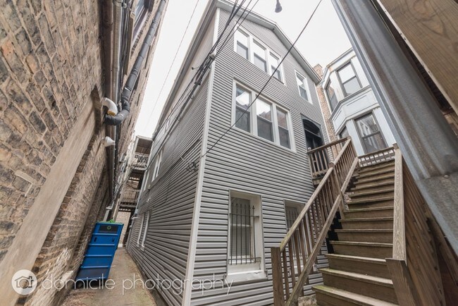 Building Photo - 854 W Armitage Ave