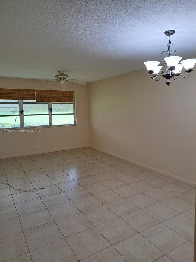 Foto del edificio - 2300 N Park Rd