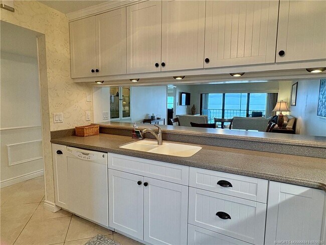 Foto del edificio - 2571 Ocean NE Blvd