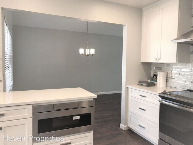 Building Photo - 672 Serrano Dr