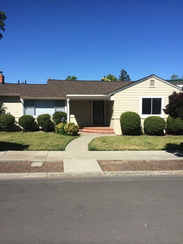 Foto principal - 627 S P St