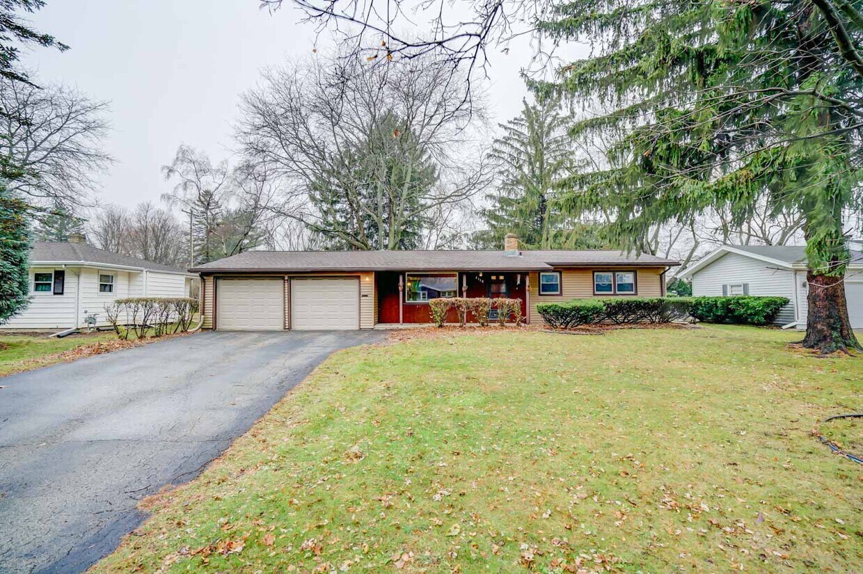Primary Photo - 2110 Iris Ln