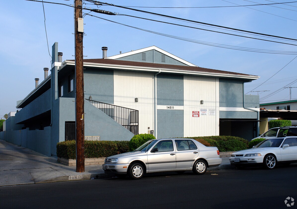 Building Photo - 14511 Larch Ave