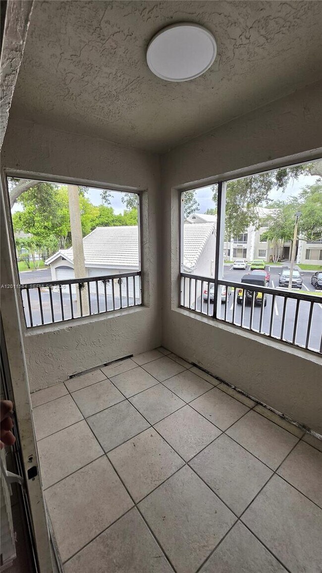 Foto del edificio - 2880 N Oakland Forest Dr