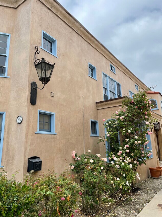 219 N Irving Blvd, Los Angeles, CA 90004 Townhouse for Rent in Los