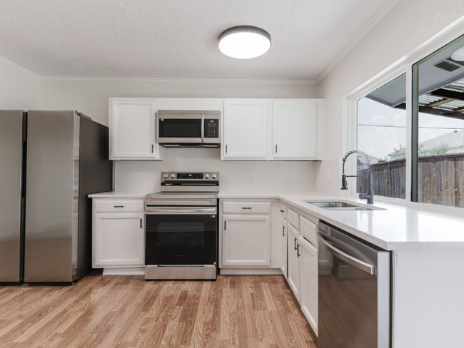 Foto del edificio - 5920 Maple Ln