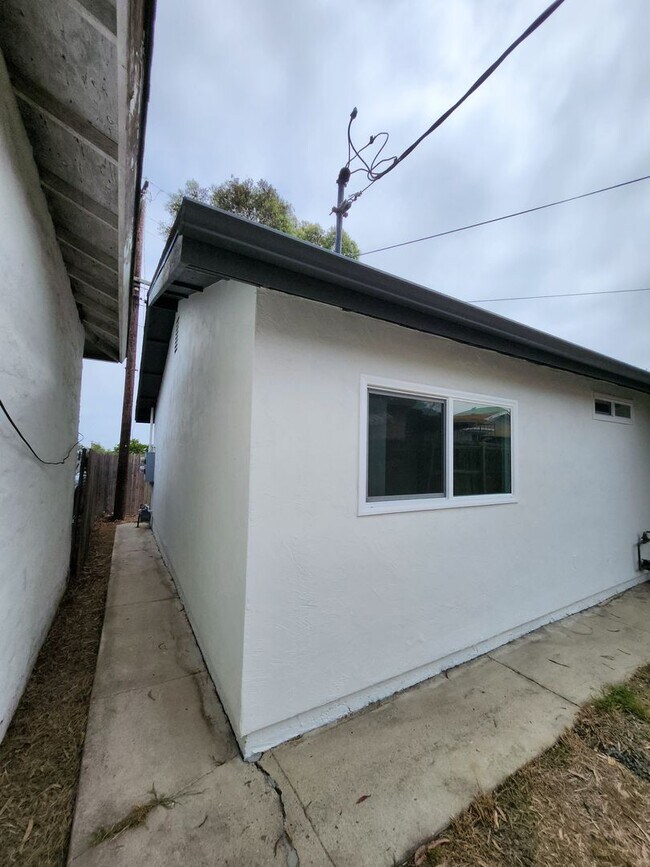 Foto del edificio - Golden Hill 2 bedroom 1 bath remodeled Single family Home  2595.00